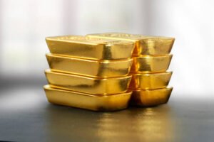 Gold Declines Amid Geopolitics, with Optimism Limited
